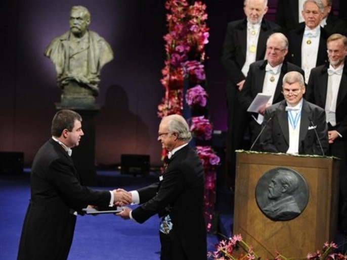 نوفوسيلوف خلال تلقيه جائزة نوبل في الفيزياء عام 2010 (أسوشيتد برس-أرشيف)