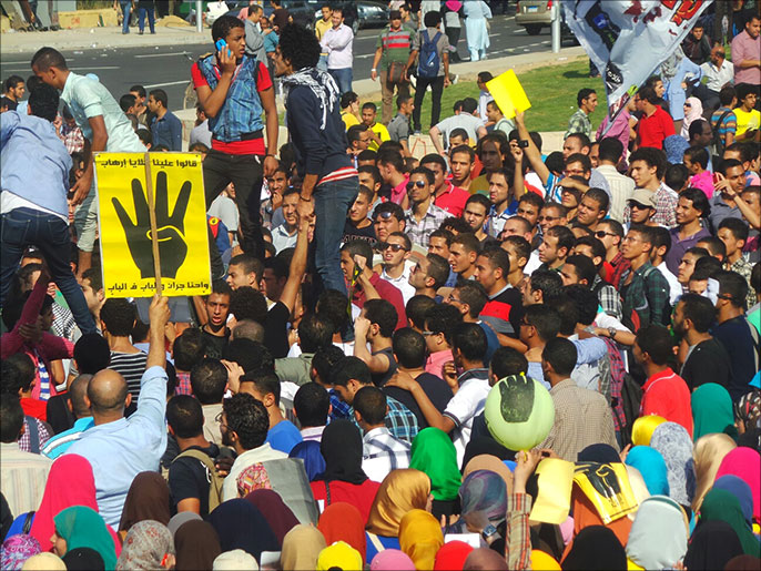 الطلاب رفعوا شعارات رابعة وطالبوا بالإفراج عن زملائهم(الجزيرة)