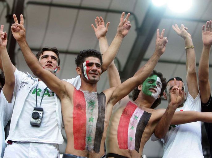 epa000251790 Iraqi fans paint their bodies and display their nations flag as they show their support for their team prior to the start of the Iraq vs Costa Rica match in Mens Soccer preliminary match at the Karaiskaki Stadium in Athens 16 August 2004. epa/dpa Vasilis Ververidis EPA/Vasilis Ververidis