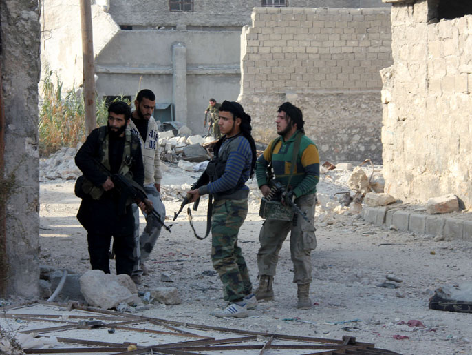 مقاتلون من المعارضة خلال اشتباكات مع قوات النظام بحلب (الفرنسية)
