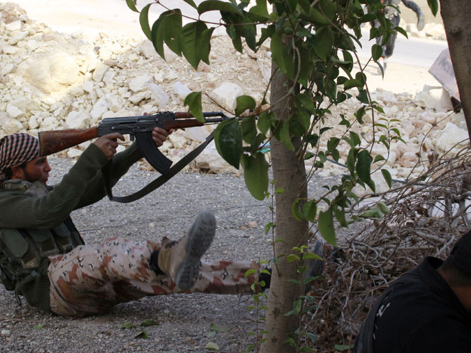 مقاتل من المعارضة يطلق النار على موقع لقوات النظام في حلب (الفرنسية-أرشيف)