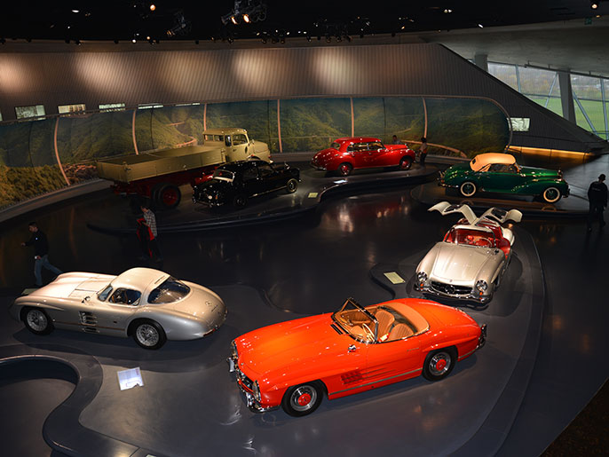 متحف مرسيدس يضم 160 سيارة تمثل مراحل التطور المختلفة بصناعة السيارات. الجزيرة نت
