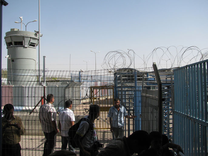 ‪عمال فلسطينيون يجتازون نقاط التفتيش للدخول والعمل داخل إسرائيل‬ (الجزيرة نت)
