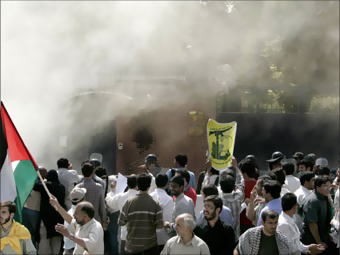 إيرانيون يتظاهرون أمام السفارة البريطانية في طهران عام 2006 (رويترز)