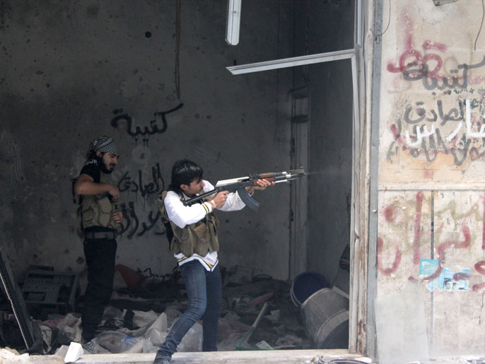 الاشتباكات دارت على جبهات أخرى خاصة في درعا حيث قتل عشرون شخصا (الفرنسية)