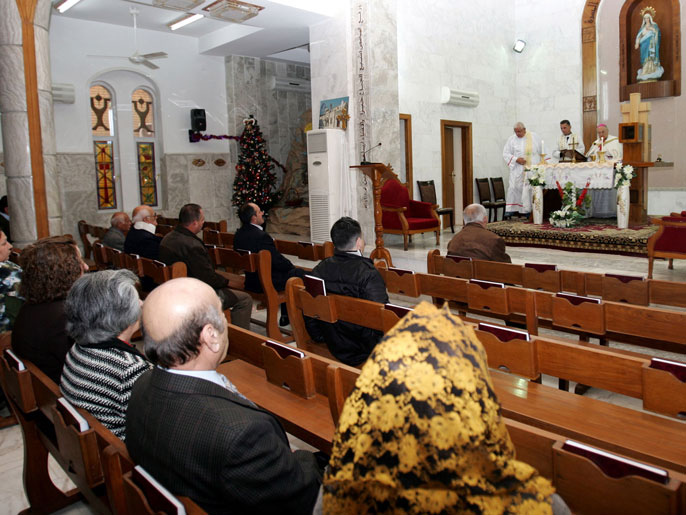 مسيحيون عراقيون يحضرون قداس الميلاد بكنيسة السيدة العذراء ببغداد (الأوروبية-أرشيف)