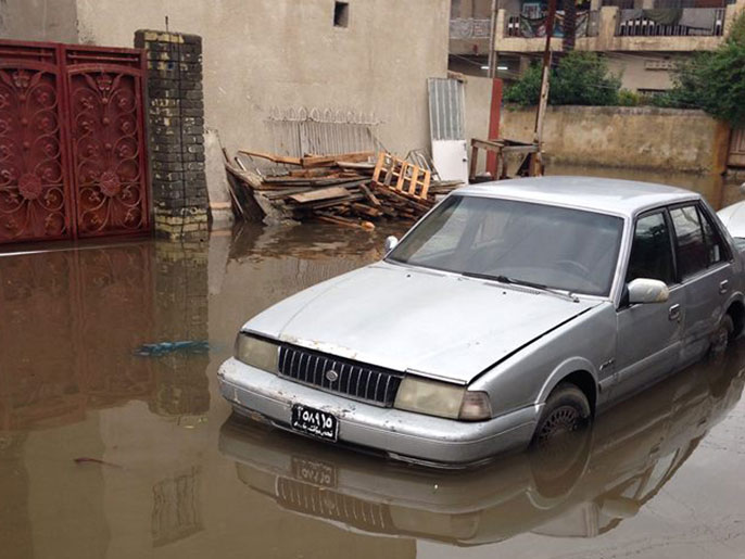 مياه الأمطار غمرت العديد من الشوارع والبيوت وعطلت مصالح الناس (الجزيرة)