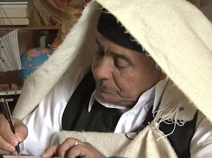 الشيخ الليبي البدوي ( 77 عاما ) حصل على درجة الماجستير في اللغة العربية بتقدير ممتاز ( الجزيرة نت ).