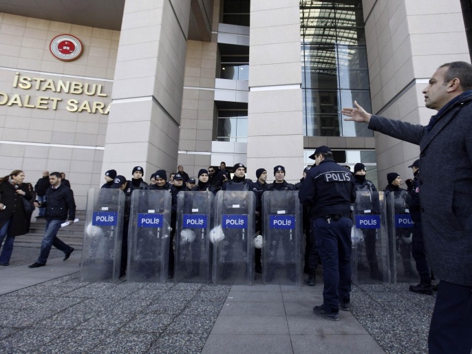 ‪ما عرف في تركيا بفضيحة الفساد أثار انتقادات واحتجاجات في مدن عدة‬ (رويترز)