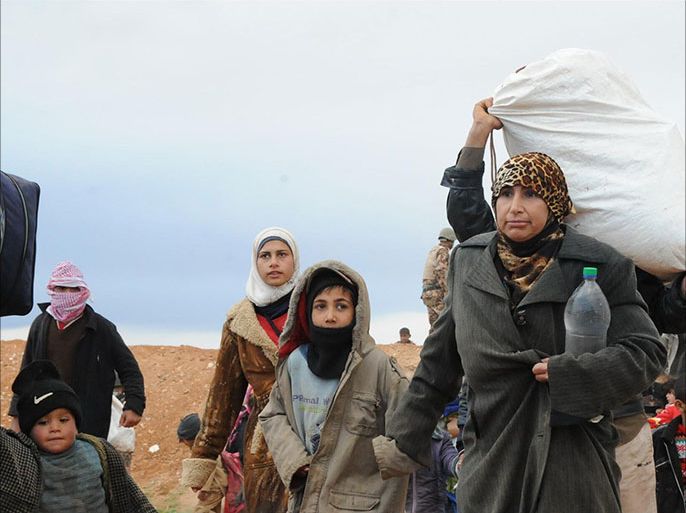 لاجئون لحظة عبورهم من سوريا للأردن في عمق الصحراء
