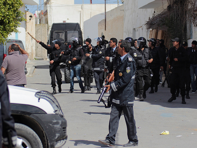 ‪الأوضاع في تونس ما زالت ملتهبة بسبب التوترات الأمنية والسياسية‬ (رويترز-أرشيف)