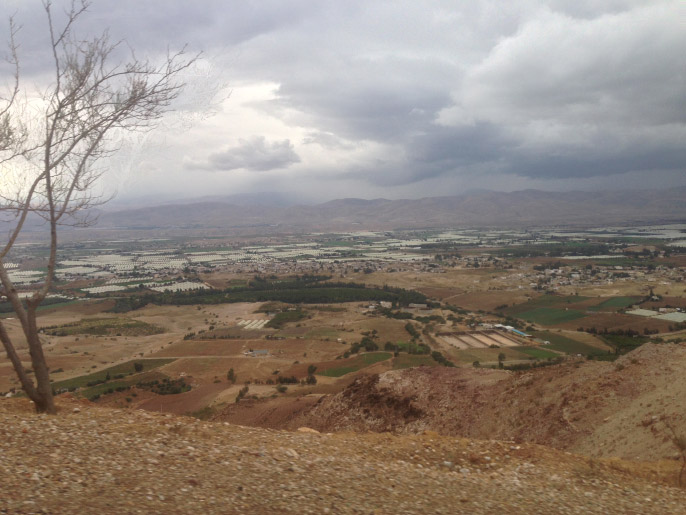 منطقة الأغوار تقع على الحدود بين الجانبين الفلسطيني والأردني (الجزيرة)