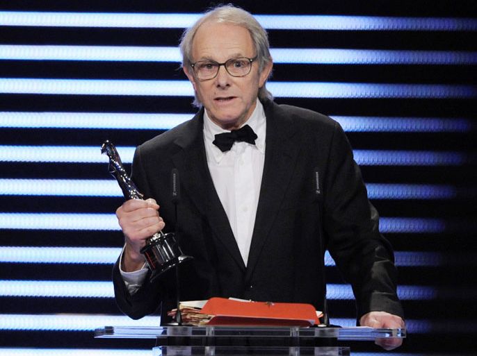 epa01963876 British director Ken Loach poses with his lifetime achievement award during the 22nd European Film Awards in Bochum, Germany, 12 December 2009. Austrian director Michael Haneke's movie 'The White Ribbon' dominated the European Film Awards, winning three prizes including best film. EPA/CLEMENS BILAN