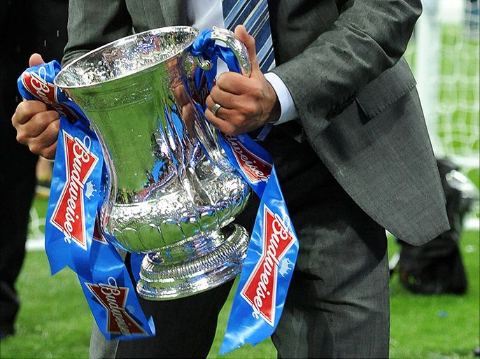 epa03721357 (FILE) A file picture dated 11 May 2013 shows Wigan Athletic manager Roberto Martinez celebrating with the FA Cup trophy following his team's 1-0 win over Manchester City during the FA Cup final at Wembley Stadium in London,