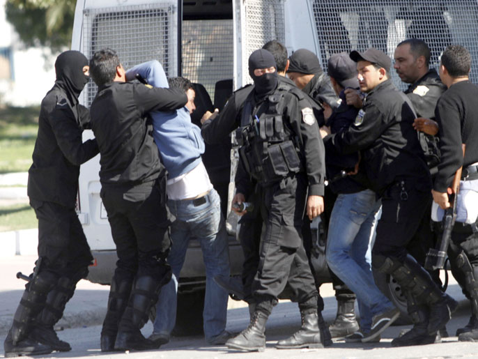 قوى الأمن تعلن اعتقال 25 من الشباب الذين قاموا بتحركات في تونس (الفرنسية)