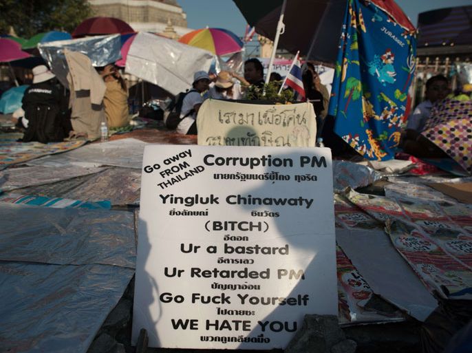 A message printed on a piece of card by a Thai anti-government protester, addressed to Thailand Prime Minister Yingluck Shinawatra, is set on the ground at Victory Monument during ongoing rallies in Bangkok on January 15, 2014. Thailand's prime minister urged anti-government protesters on January 15 to vent their anger against her at the ballot box, insisting that elections were the best way to solve the country's deepening political crisis. AFP PHOTO/ Nicolas ASFOURI