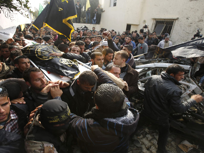 المشيعون طافوا بجثمان زعنين في مكان استشهاده شمال غزة(رويترز)