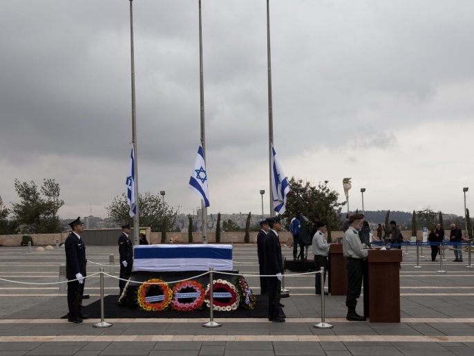 ‪أعضاء في الكنيست الإسرائيلي أمام نعش شارون‬ (أسوشيتد برس)