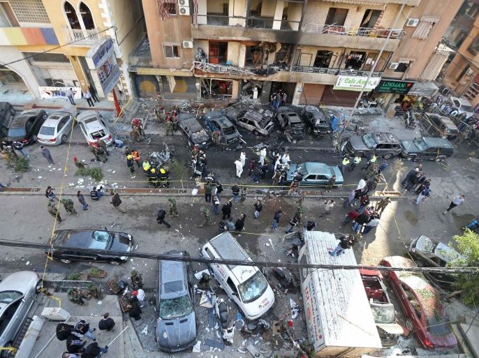 Lebanese army soldiers and forensic inspectors gather to examine the site of an explosion in the Haret Hreik area in the southern suburbs of the Lebanese capital Beirut January 21, 2014. A suicide bomber killed four people on Tuesday in a residential neighbourhood of southern Beirut known for its support of Shi'ite military and political group Hezbollah, security sources said. REUTERS/Hasan Shaaban (LEBANON - Tags: POLITICS CIVIL UNREST)