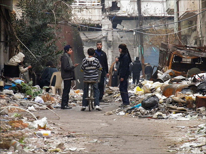 ‪المحاصرون بحمص في انتظار موافقة النظام على إدخال مساعدات‬ (رويترز)