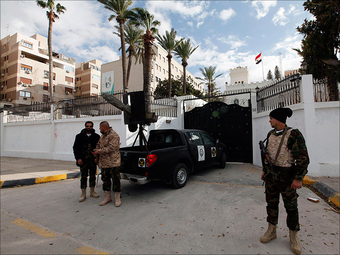 حراسة أمنية أمام السفارة المصريةفي طرابلس (رويترز)