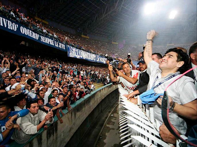 epa000453585 The 44-year-old former Argentinian World Cup winner Diego Armando Maradona waves to Naples's supporters at the San Paolo stadium in Naples, southern Italy, on Thursday 09 June 2005.