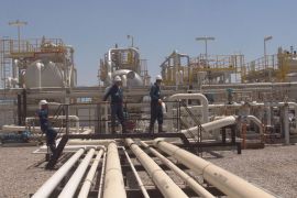 epa01748177 Iraqi workers at Tawke oil field in the town of Zakho, northern Iraq on 01 June 2009. The government's Ministry of Natural Resources announced the official start of oil exports from the Tawke field for 01 June at an average rate of 60,000 bpd, The ministry also said that 40,000 bpd of crude exports from Taq Taq field, which has estimated oil reserves of 1.2 billion barrels, would begin traveling by truck and through an Iraqi-Turkish export pipeline and the exported crude from both fields will be marketed by Iraq's State Oil Marketing Organization (SOMO), noting that the revenue will be deposited to the federal government's account. EPA/KAMAL AKRAYI