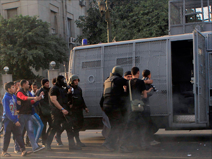 المظاهرات والاعتقالات متواصلة بمصر يوميا منذ انقلاب يوليو/تموز (رويترز)