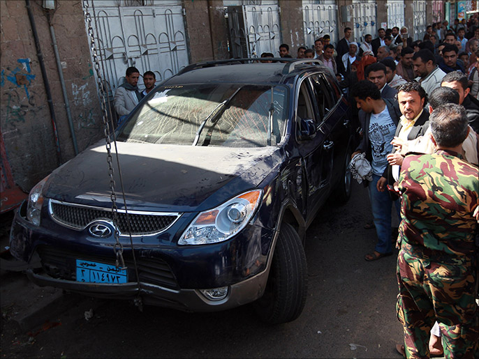 قوات أمنية يمنية قرب سيارة أحمد شرف الدين الذي اغتاله مسلحون اليوم 