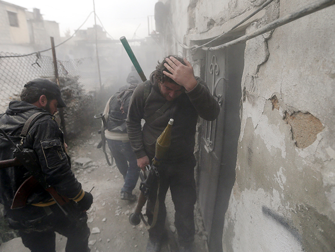 مقاتلو المعارضة يخوضون معارك على جبهات عدة بريف دمشق (رويترز-أرشيف)