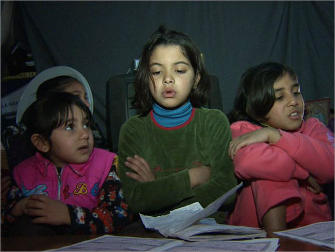 ‪سوريون يدرسون بإحدى الخيم جنوب عمان‬  