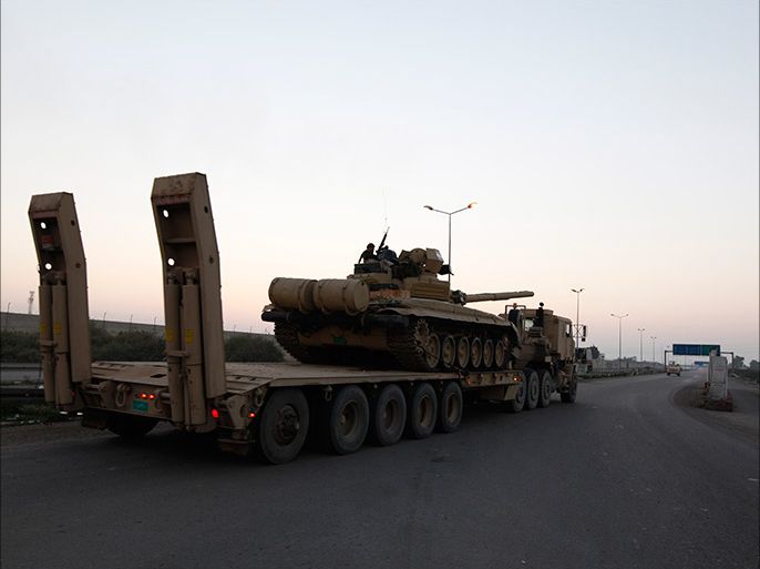 A tank is transported towards Anbar, to reinforce Iraqi troops in the province, west of Baghdad, January 6, 2014. Iraq's prime minister urged people in the besieged city of Falluja on Monday to drive out al Qaeda-linked insurgents to pre-empt a military offensive that officials said could be launched within days. In a statement on state television, Nuri al-Maliki, a Shi'ite Muslim whose government has little support in Sunni-dominated Falluja, called on tribal leaders to drive out militants who last week seized key towns in the desert leading to the Syrian border. REUTERS/Ahmed Saad (IRAQ - Tags: CIVIL UNREST POLITICS MILITARY)
