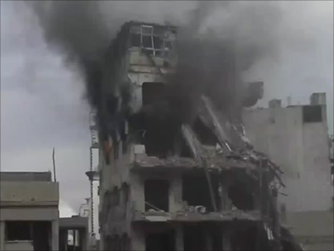 مروحيات النظام تلقي البراميل المتفجرة على الأحياء السكنية مما يرفع أعداد الضحايا (الجزيرة)