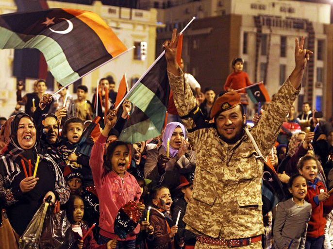 epa04082510 Libyans wave national flags as they celebrate the third anniversary of the uprising at Martyrs square in Tripoli, Libya, 16 February 2014.