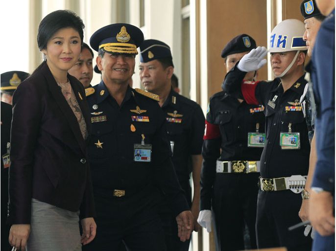 epa04068103 Caretaker Thai Prime Minister Yingluck Shinawatra (L) arrives for a meeting with her cabinet at the Royal Thai Air Force base in Bangkok, Thailand, 11 February 2014