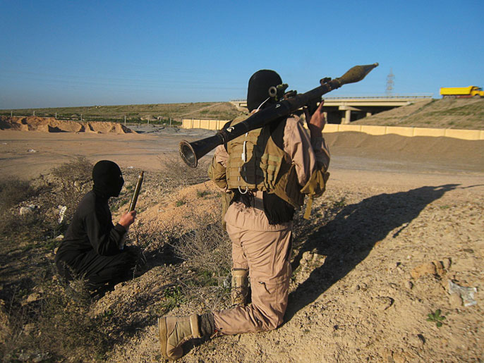 مسلحان أثناء اشتباكات سابقة مع قوات عراقية في الفلوجة (رويترز-أرشيف)