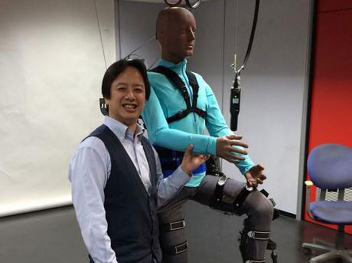 الباحث غودرون شينغ مع مجسم للإنسان الآلي