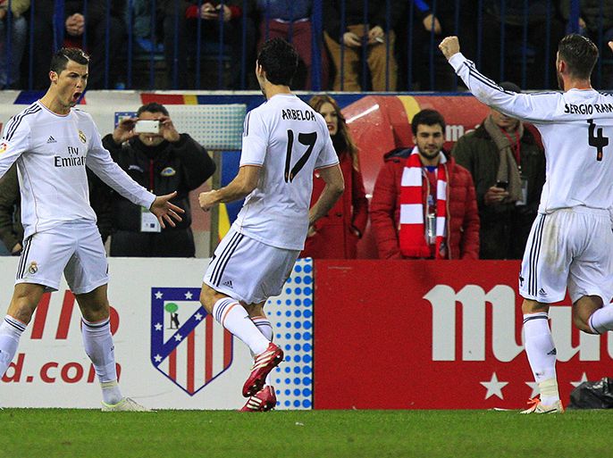 epa04070439 Real Madrid's Portuguese striker Cristiano Ronaldo (L) celebrates with his teammates Alvaro Arbeloa (C) and Sergio Ramos (R) after scoring from the penalty spot during the Spanish King's Cup semi final second leg soccer match between Atletico Madrid and Real Madrid at Vicente Calderon stadium in Madrid, Spain, 11 February 2014. EPA