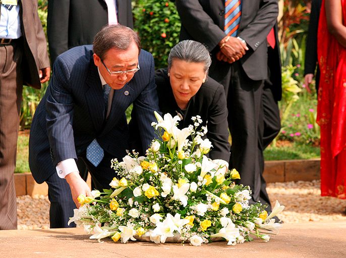 epa01238674 United Nations (UN) Secretary General Ban Ki-moon (L) and his wife Soon Taek Ban (R) lay a wreath of flowers at the genocide memorial of Gisozi, Kigali, Rwanda, 29 January 2008. Following his trip to Rwanda, Ban Ki-moon is expected to go to Addis Ababa, Ethiopia, where he will address the opening of the African Union summit meeting on 31 January. EPA/TOM RIPPE