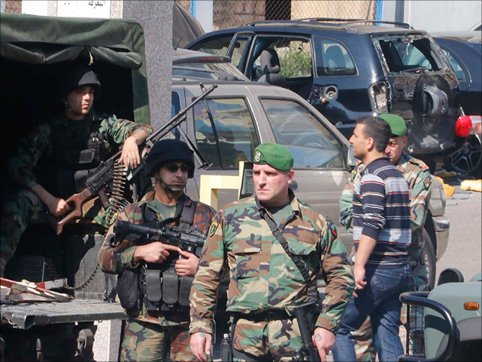 السيارة المفخخة في كورنيش المزرعةتحت حماية الجيش اللبناني (الجزيرة نت)