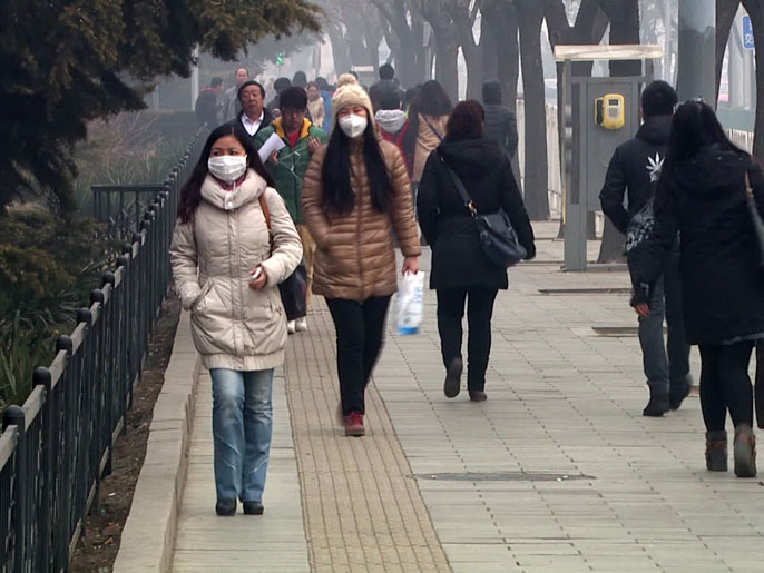 الكمامات وحدها لم تعد كافية للوقاية من أخطار التلوث في الصين (الجزيرة)