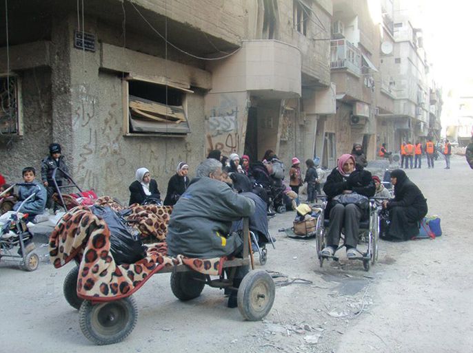 أهالي مخيم اليرموك في انتظار توزيع المساعدات