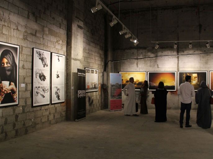 MN3052 - Jeddah, -, SAUDI ARABIA : People attend an art event gathering young and established poets and artists in Jeddah, Saudi Arabia, on February 03, 2014. AFP PHOTO/STR