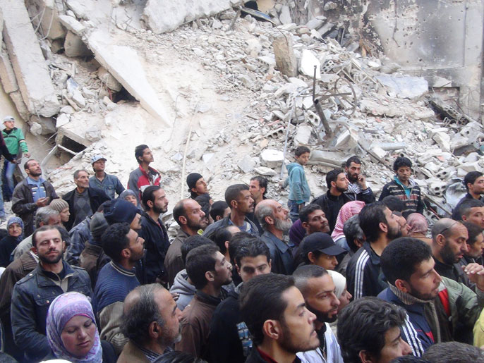 تجمع أهالي مخيم اليرموك بانتظار المساعدات (الجزيرة)