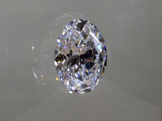 epa03850774 A 118.28 carat, D Colour Flawless, type11A, Magnificent Oval Diamond is on display in New York City, New York, USA, 04 September 2013. The Diamond will be auctioned on 07 October in Hong Kong and the estimated price is 28-35 million US dollars (21-27 million euro). EPA/PETER FOLEY