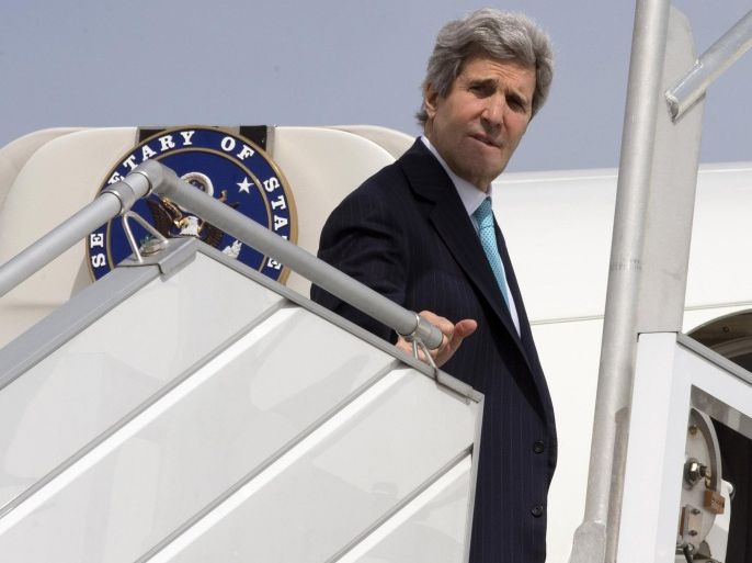 U.S. Secretary of State John Kerry looks back before his flight leaving Paris March 31, 2014. Kerry broke from his travel schedule for the second time in a week to rush back to the Middle East on Monday to try to salvage Israeli-Palestinian peace talks. The U.S.-brokered negotiations faced a crisis at the weekend when Israel, saying it was seeking a Palestinian commitment to continue negotiations beyond an end-April deadline, failed to press ahead with a promised release of Palestinian prisoners. REUTERS/Jacquelyn Martin/Pool (FRANCEP - Tags: POLITICS TRANSPORT)