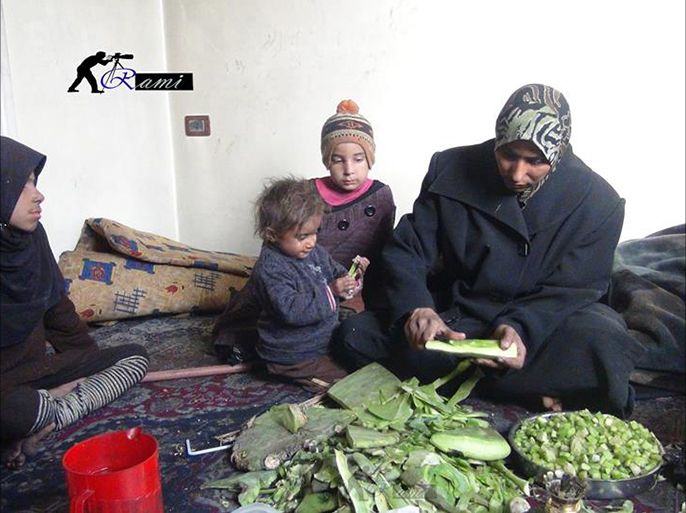 تحضير وجبة من الصبار لسد الرمق والجوع في مخيم اليرموك