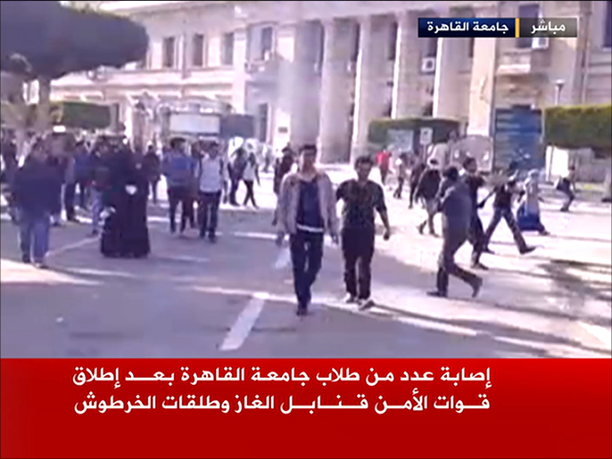 جانب من المظاهرات التي خرجت في جامعة القاهرة تنديدا بالانقلاب(الجزيرة)