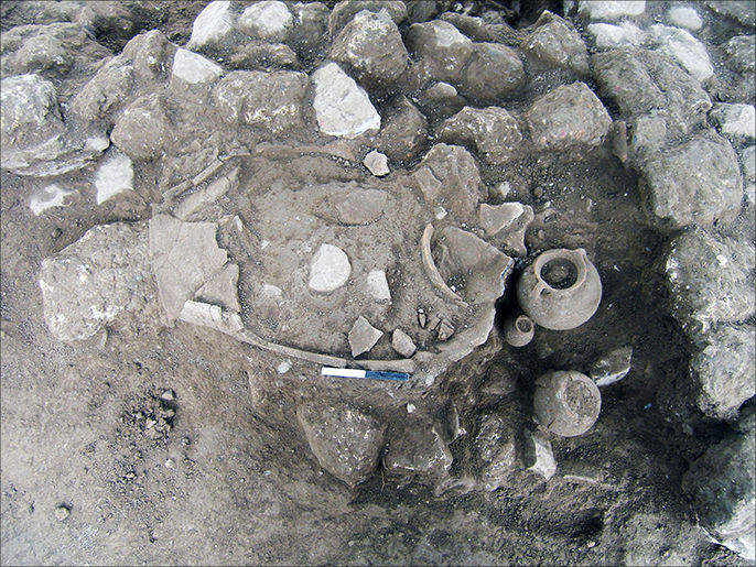 جرار فخارية وأدوات زراعية أثرية اكتشفت في كفركنا (الجزيرة)