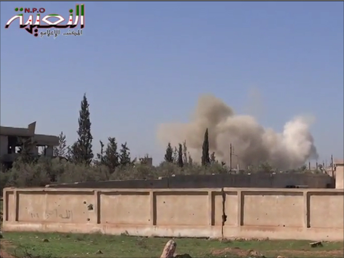 قوات النظام قصفت بلدة النعيمةفي ريف حمص بالبراميل المتفجرة (الجزيرة)
